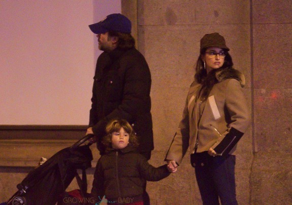 Javier-Bardem-and-Penelope-Cruz-out-in-Madrid-with-kids-Leo-and-Luna-575x404.jpg