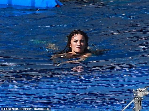 4769362-6240905-Just_keep_swimming_Penelope_swam_around_in_the_swimming_pool_whi-a-18_1538682741814.jpg