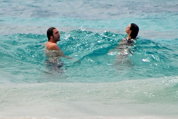 93052_Celebutopia-Penelope_Cruz_and_Javier_Jardem_are_on_holidays_and_toghether_in_brazils_beaches-03_122_883lo.jpg