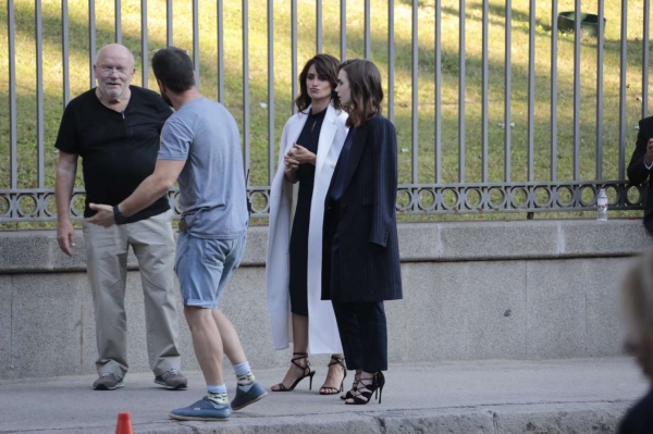 Lily-Collins-and-Penelope-Cruz--Filming-a-new-commercial-for-Lancome--02.jpg