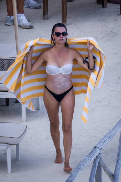 Penelope-Cruz---I-a-bikini-on-vacation-in-Argentario--01.jpg