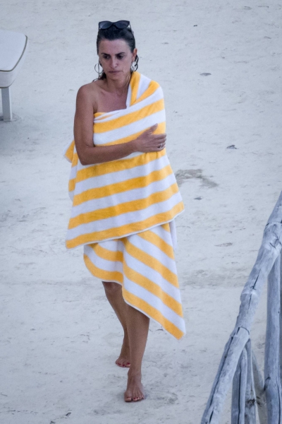 Penelope-Cruz---I-a-bikini-on-vacation-in-Argentario--03.jpg
