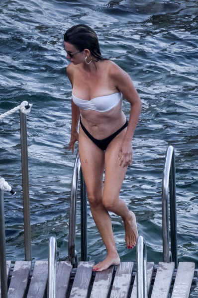 Penelope-Cruz---I-a-bikini-on-vacation-in-Argentario--04.jpg