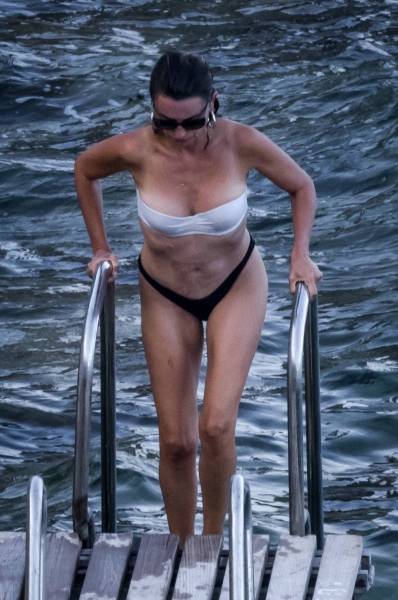 Penelope-Cruz---I-a-bikini-on-vacation-in-Argentario--05.jpg