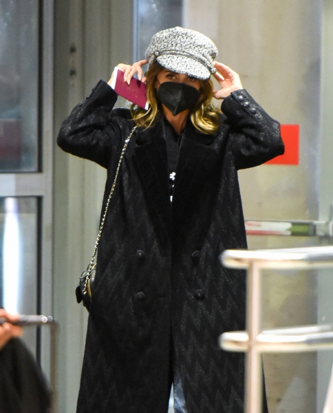 Penelope-Cruz---Seen-arriving-at-JFK-Airport-in-New-York-01.jpg