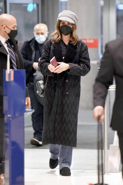 Penelope-Cruz---Seen-arriving-at-JFK-Airport-in-New-York-02.jpg