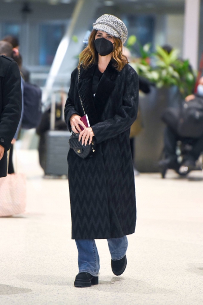 Penelope-Cruz---Seen-arriving-at-JFK-Airport-in-New-York-03.jpg