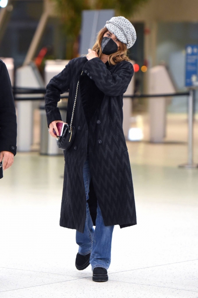 Penelope-Cruz---Seen-arriving-at-JFK-Airport-in-New-York-04.jpg