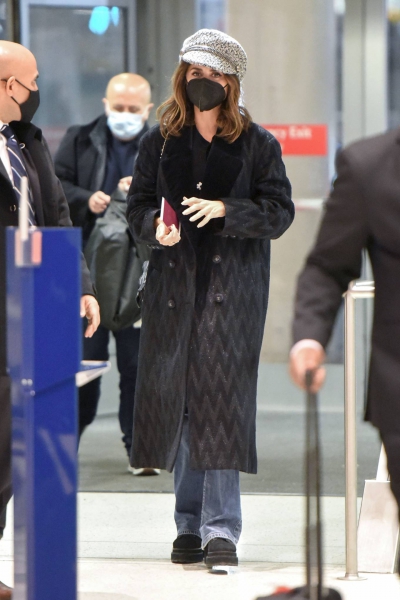 Penelope-Cruz---Seen-arriving-at-JFK-Airport-in-New-York-06.jpg