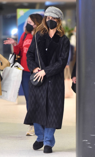 Penelope-Cruz---Seen-arriving-at-JFK-Airport-in-New-York-12.jpg