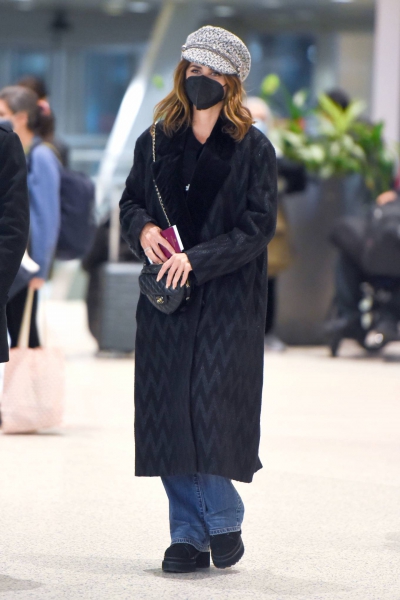 Penelope-Cruz---Seen-arriving-at-JFK-Airport-in-New-York-16.jpg