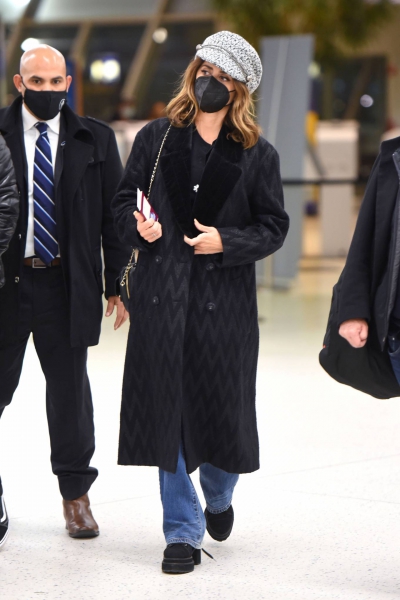 Penelope-Cruz---Seen-arriving-at-JFK-Airport-in-New-York-17.jpg