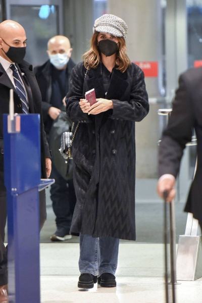 Penelope-Cruz---Seen-arriving-at-JFK-Airport-in-New-York-18.jpg