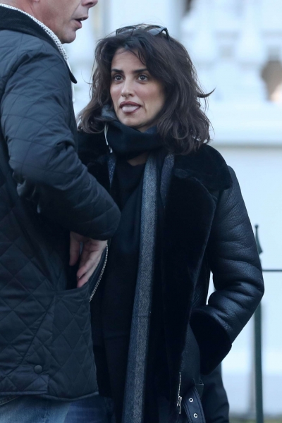 Penelope-Cruz-and-Javier-Bardem-out-and-about-in-London--02.jpg