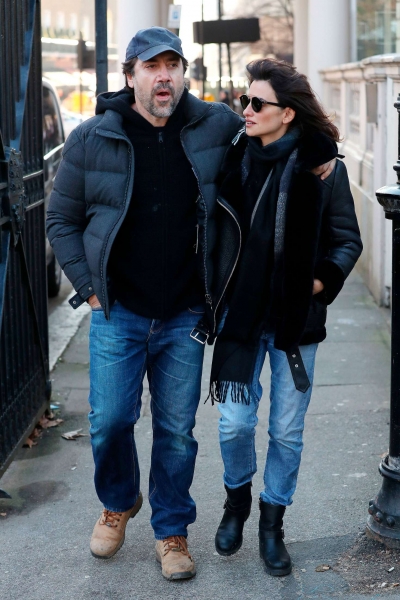 Penelope-Cruz-and-Javier-Bardem-out-and-about-in-London--15.jpg