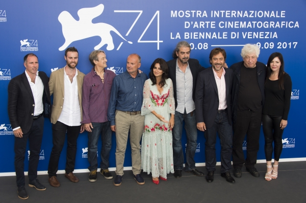 Penelope_Cruz_Loving_Pablo_Photocall_During_The_74th_Venice_Film_Festival_-_06_09_2017_Kosty555Info__88_.jpg