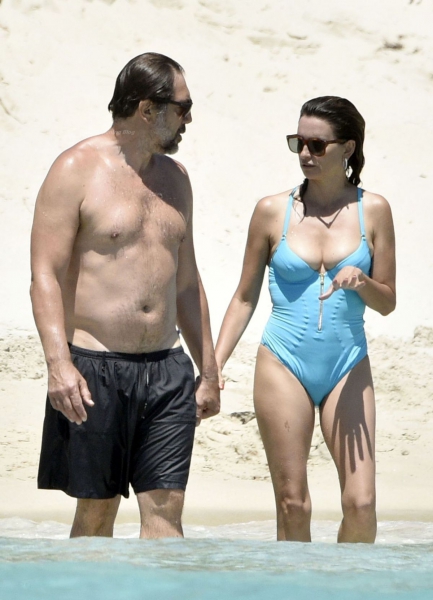 penelope-cruz-in-swimsuit-and-javier-bardem-at-a-beach-in-italy-06-22-2021-10.jpg