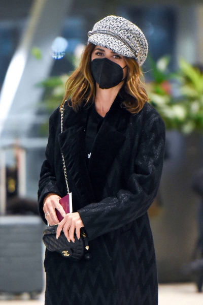 penelope-cruz-looks-chic-dressed-in-chanel-as-she-arrives-at-jfk-airport-in-new-york-city-161221_10.jpg