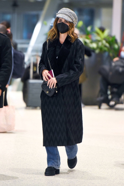 penelope-cruz-looks-chic-dressed-in-chanel-as-she-arrives-at-jfk-airport-in-new-york-city-161221_2.jpg