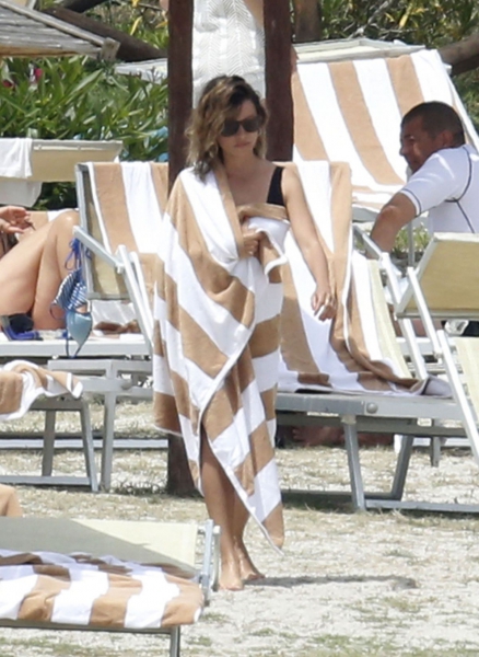penelope-cruz-showed-off-her-sexy-figure-wearing-her-black-swimsuit-during-the-italian-break-in-sardinia-1.jpg