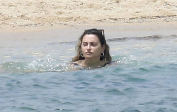 penelope-cruz-showed-off-her-sexy-figure-wearing-her-black-swimsuit-during-the-italian-break-in-sardinia-13.jpg
