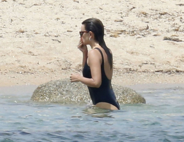 penelope-cruz-showed-off-her-sexy-figure-wearing-her-black-swimsuit-during-the-italian-break-in-sardinia-15.jpg
