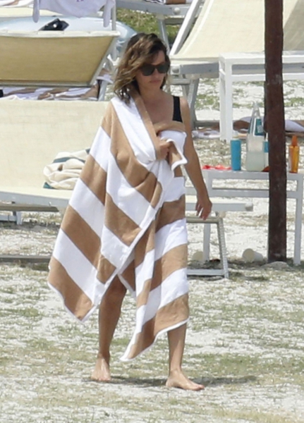 penelope-cruz-showed-off-her-sexy-figure-wearing-her-black-swimsuit-during-the-italian-break-in-sardinia-2.jpg