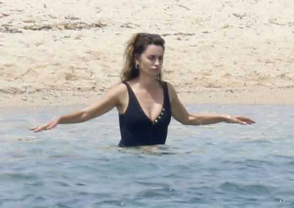 penelope-cruz-showed-off-her-sexy-figure-wearing-her-black-swimsuit-during-the-italian-break-in-sardinia-21.jpg