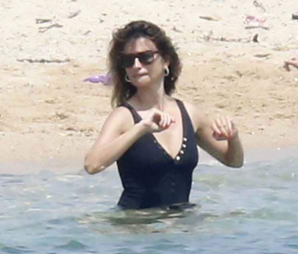 penelope-cruz-showed-off-her-sexy-figure-wearing-her-black-swimsuit-during-the-italian-break-in-sardinia-24.jpg