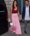 13591390-7038343-Simply_chic_Penelope_Cruz_looked_effortlessly_chic_as_she_steppe-m-24_1558037926006.jpg
